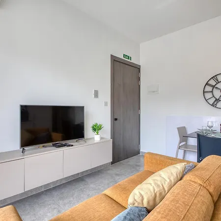 Elegant 2 Bedroom Apartment, Valley Views Karp1-7